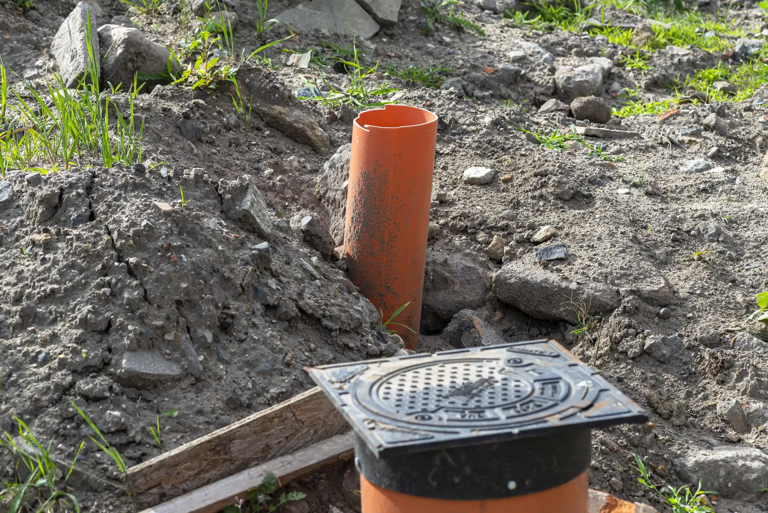 Trwa montaż rury PVC z inspekcyjną studzienką w wykopie Hydraulika