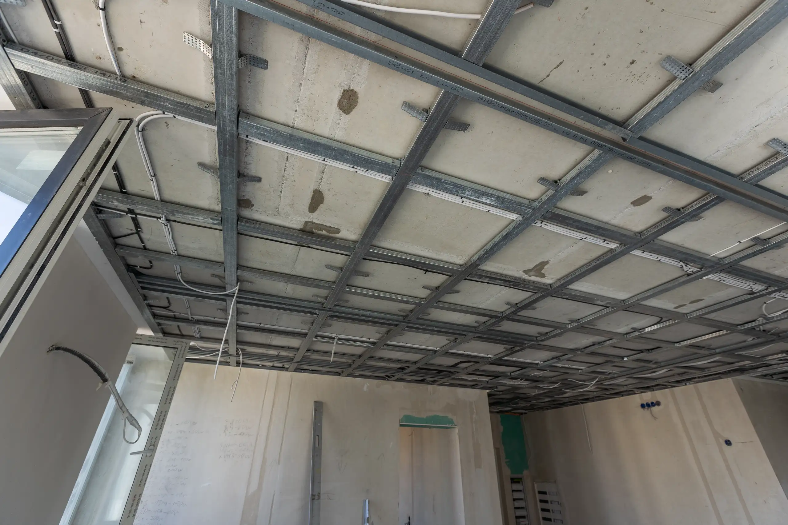Sufity podwieszane z metalowych profili i przewodów instalacyjnych